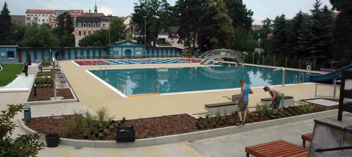 6/64StadtbadRadeberg/Bepflanzung-ums-Becken.jpg